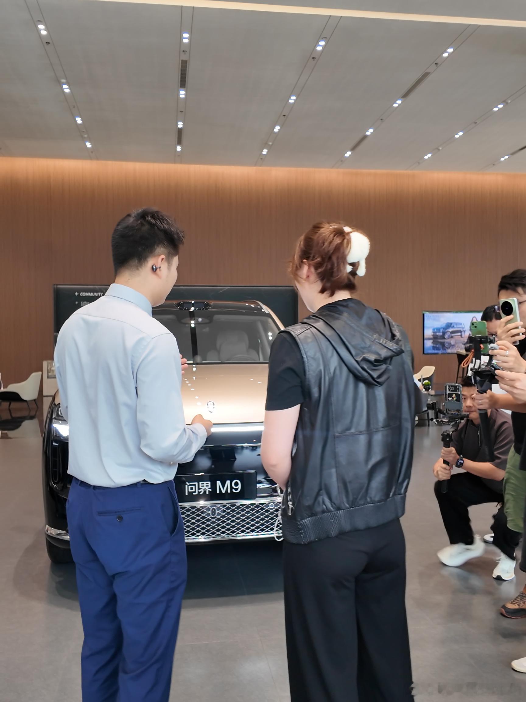杭州偶遇傅园慧买车 居然在杭州门店碰到傅园慧挑选问界M9，说实话作为普通家用买家