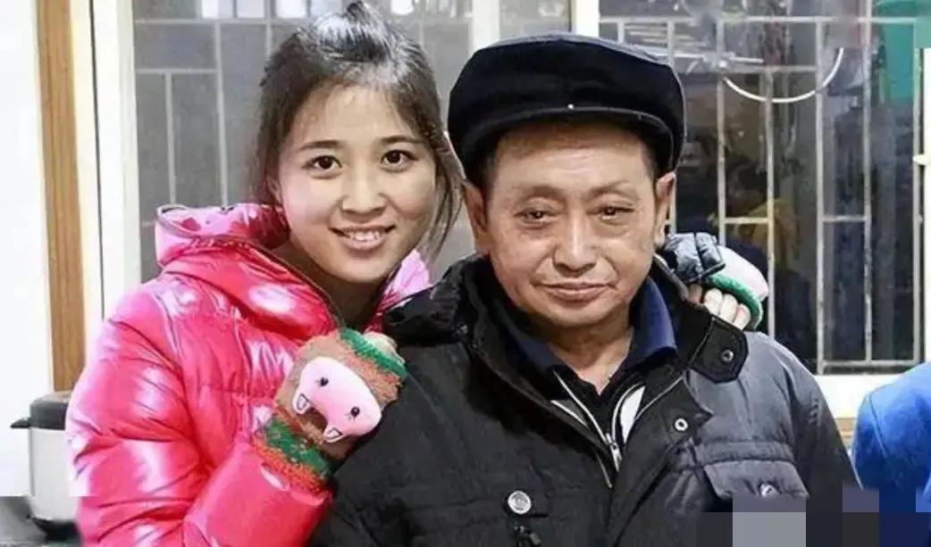 1990年，重庆36岁光棍捡到了一个女婴，辛苦将女孩养大，养女成年后，光棍说：“