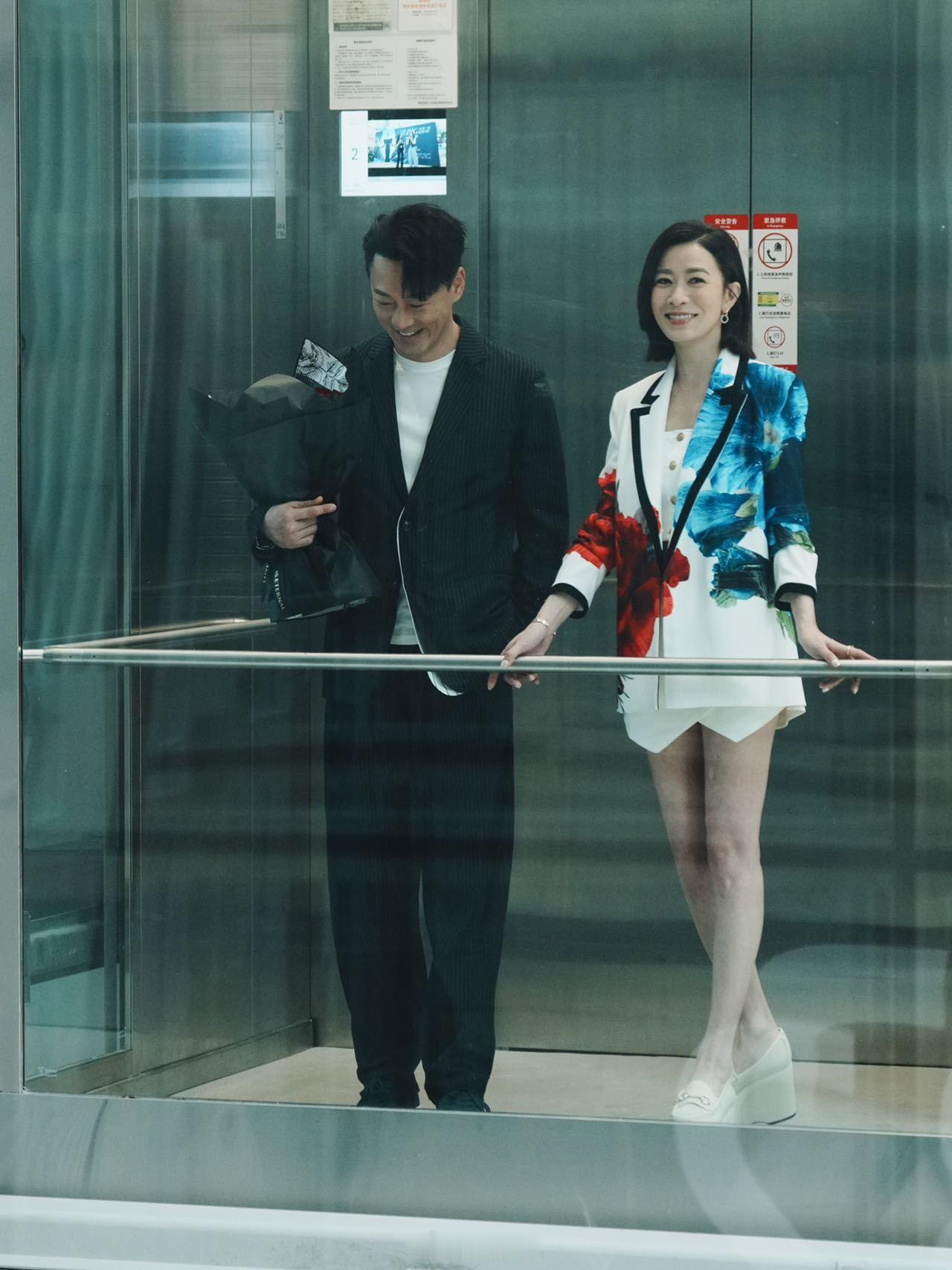 #佘诗曼林峯扫楼电梯合影#这对古早cp来文娱城扫楼撒糖啦！佘诗曼林峯的超强售后！