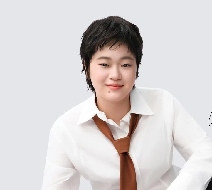 全红婵，正式官宣！8月3号，19岁的全红婵又被推上热搜，这一次不是因为跳水比赛，