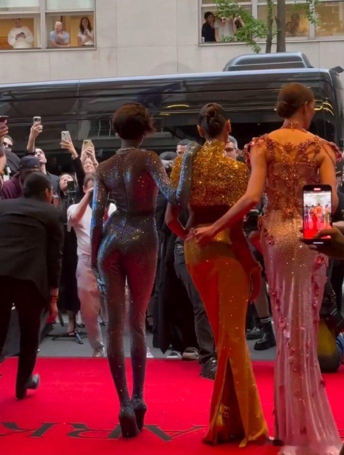 欧美时尚界就很奇怪，没有一白遮百丑这一说 ​​​