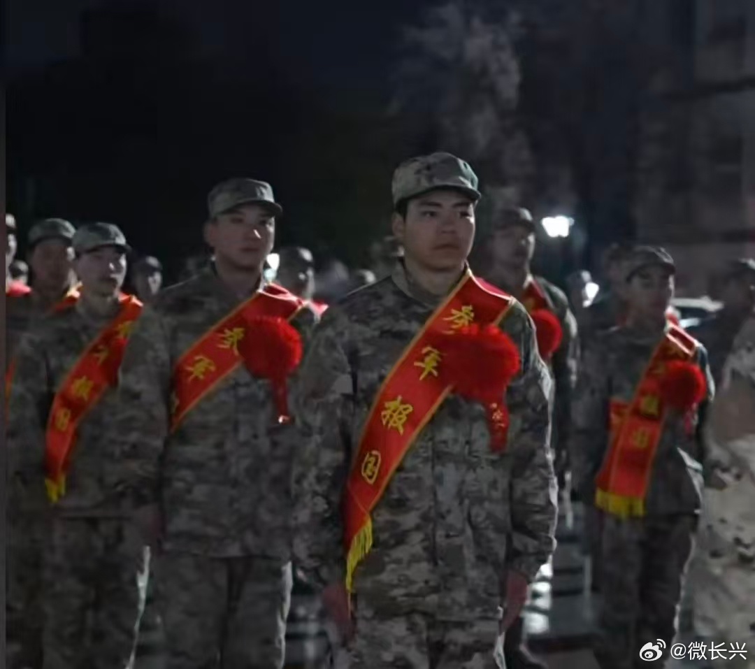 最帅逆行者浙江长兴青年从军报国浙江长兴60余名男儿披戎装赴荣光一身戎装，扛起担当