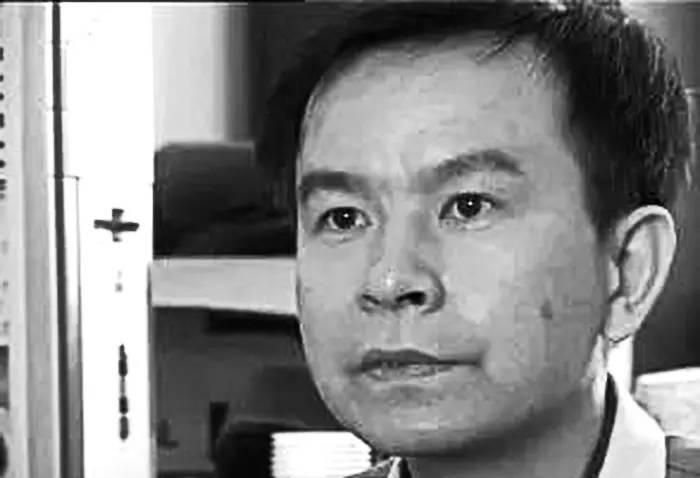 1992年，伪造银行印鉴的浙大高材生李红涛，被公安机关抓获。当警察查阅资料时，蹲