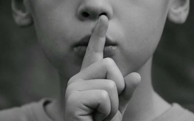 越是坚强的人，其实活得越累，心事不与人说，都积压在心底，虽然经得起考验和磨练，却