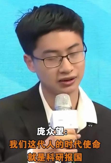 在美国对中国科技产品持续加征关税的背景下，一个年轻人的故事再次被人们提起。

他