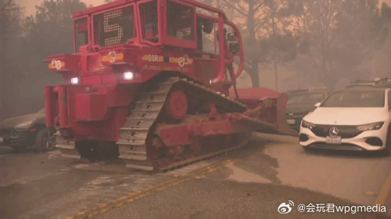 洛杉矶大火大量豪车被遗弃路边，消防用铲车开路美国加利福尼亚州南部洛杉矶地区野火持