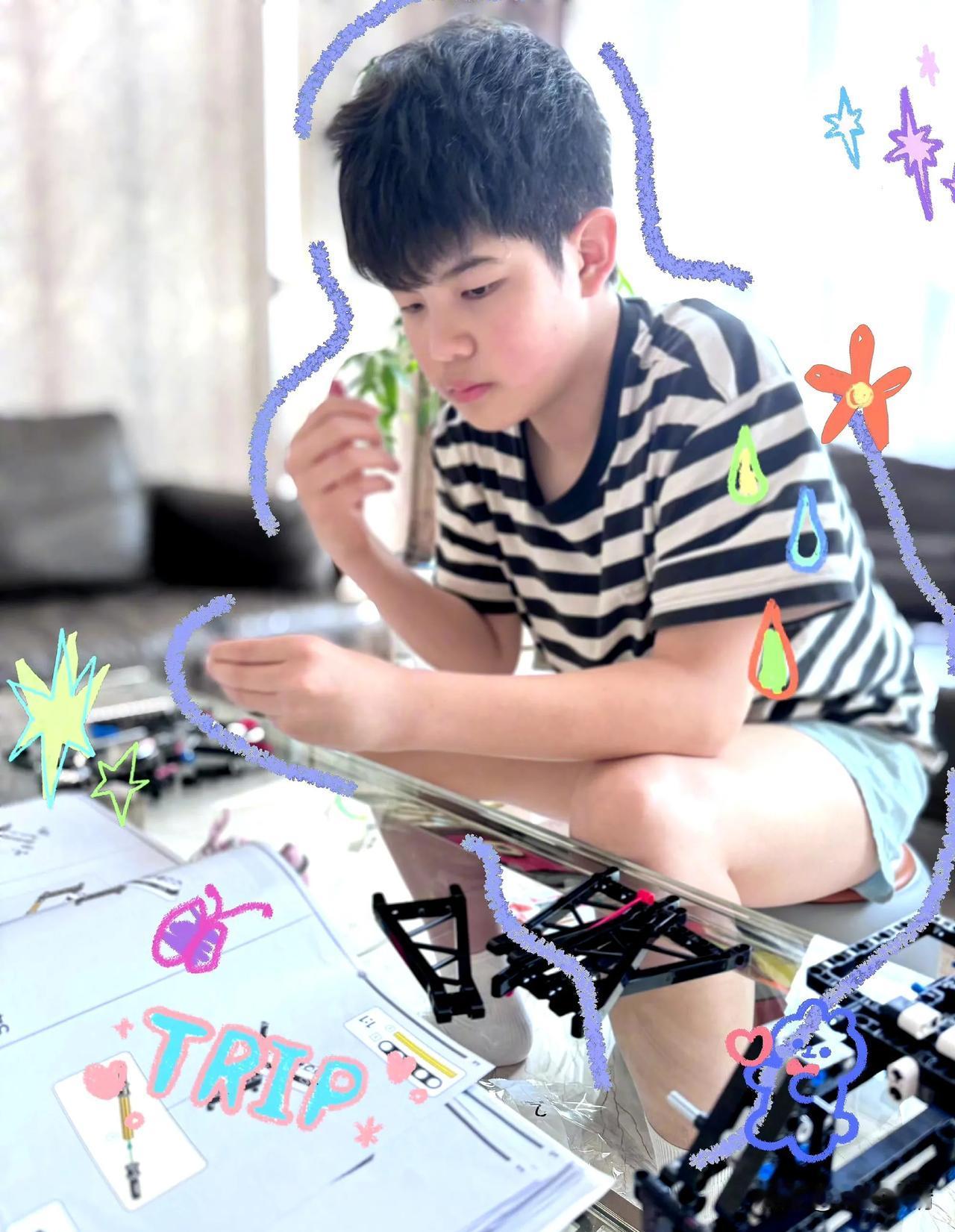 胡可晒两个儿子近照庆祝儿童节！
6月1日，胡可晒出安吉、小鱼儿搭积木的照片庆祝儿
