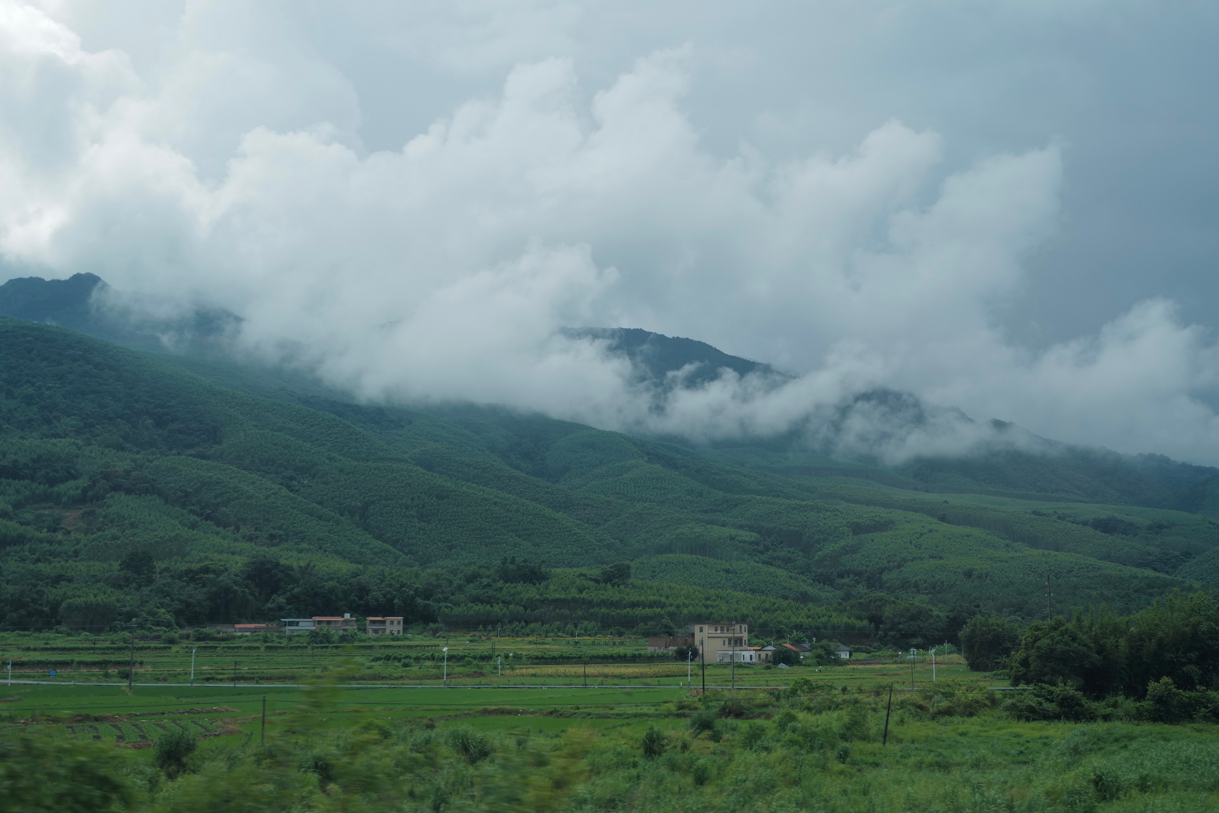 穿过五岭北返时，过一座山是云，过一座山是晴，过一座山是雨，没有规律可循。可以想见