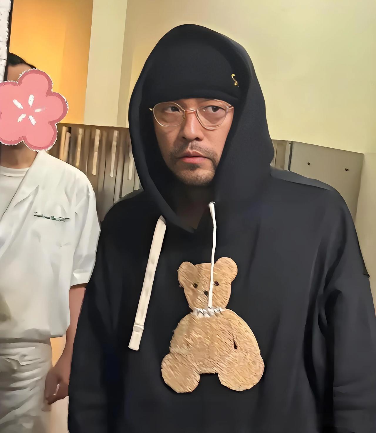我滴个天，周杰伦怎么变成这样子了？

这是近期有网友拍到周杰伦的照片，肉眼可见，