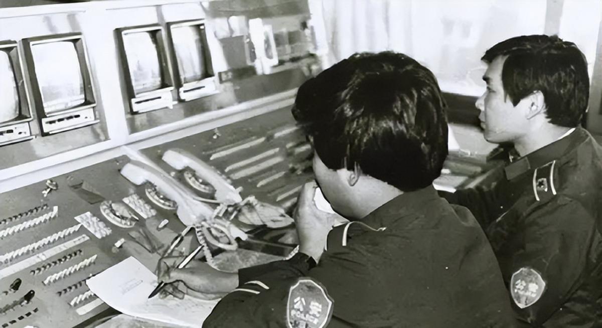 1966年，周总理在大会堂接见外宾时，一颗子弹突然射进了大会堂。他十分恼怒，下令
