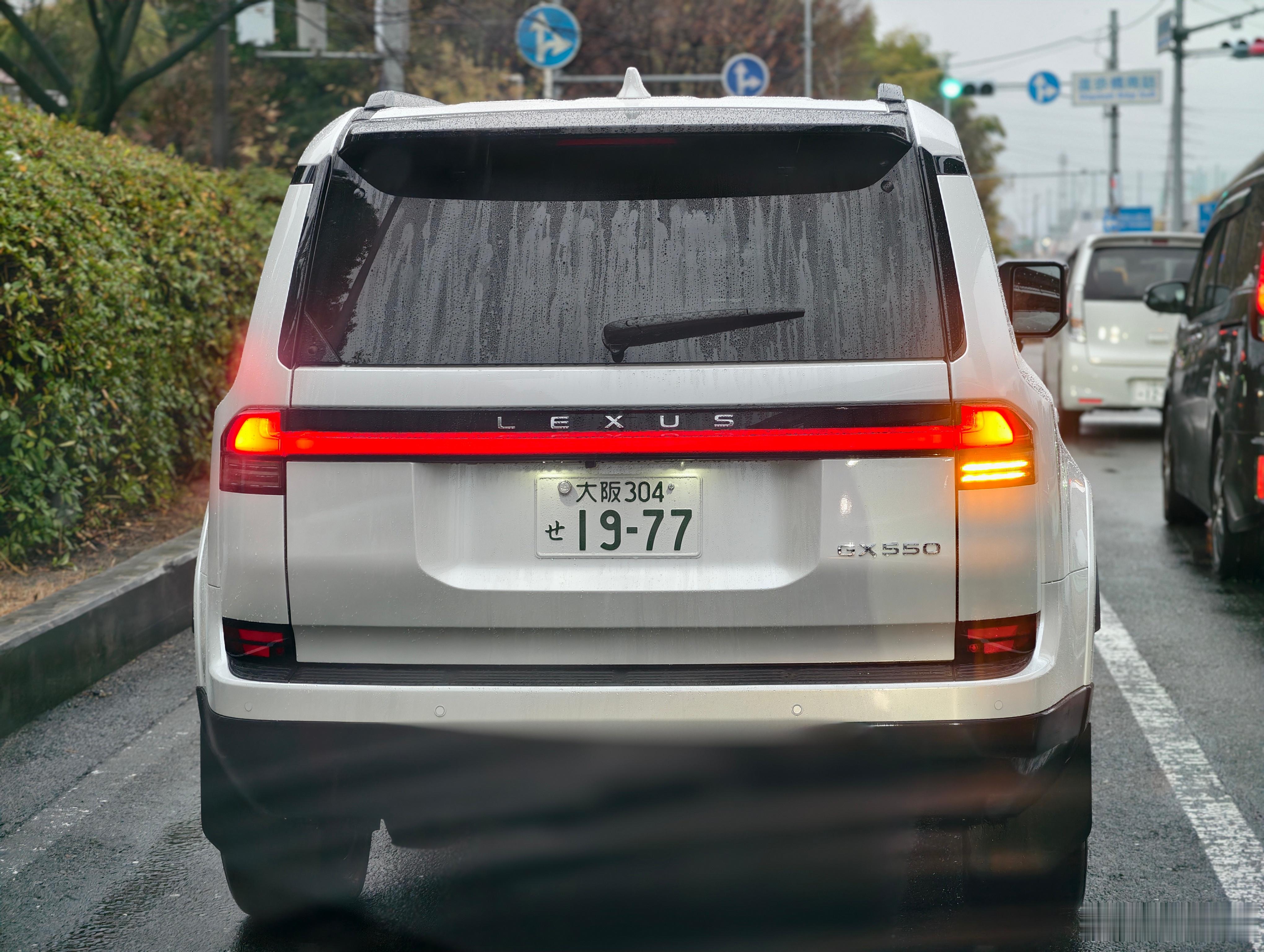 型车街拍雷克萨斯 GX 能见度越来越高了。动力有且只有一个：GX550，也就是 