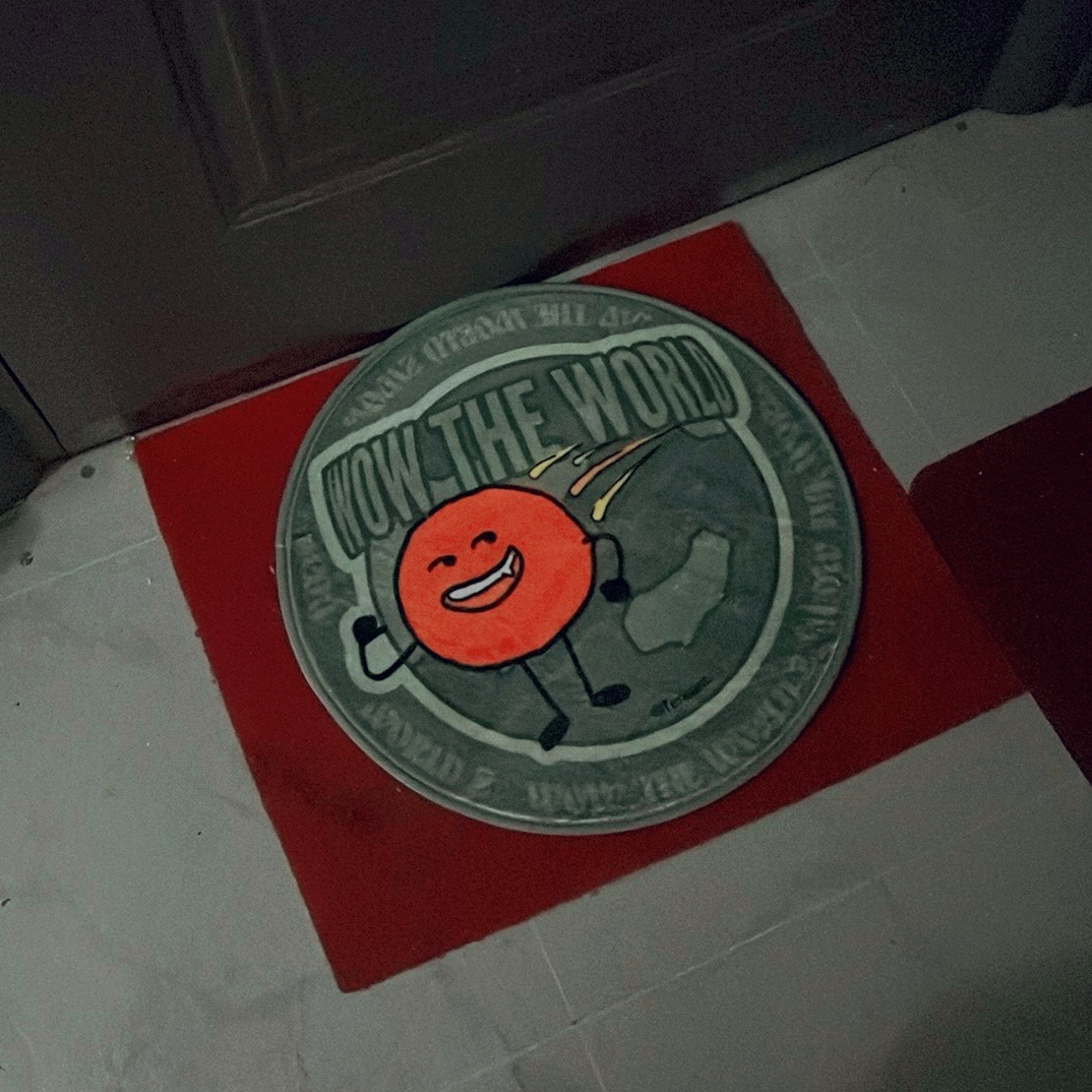 下次要是做这么抠搜的地垫就别打自己的logo了还不够丢人的呢 ​​​