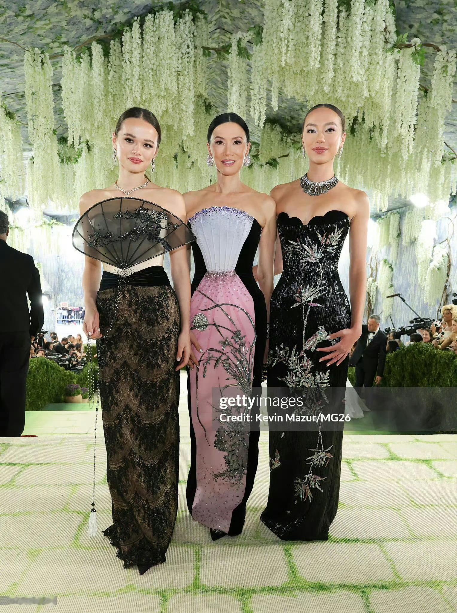 metgala主题传奇华人女性邓文迪携大女儿Grace、小女儿Chloe一同亮相