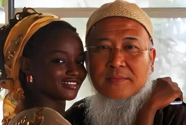 2011年，53岁的画家杨彦花4000万，娶了24岁的非洲新娘。婚后妻子生下两个