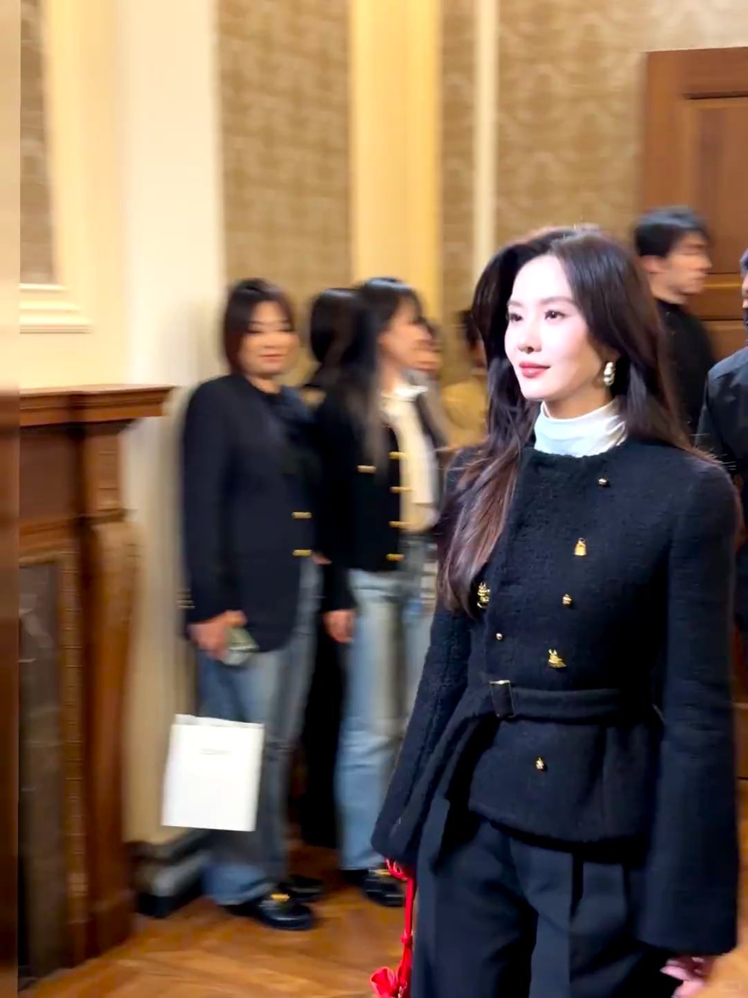 走路时是酷姐和别人打招呼时是甜妹刘诗诗就这么百变