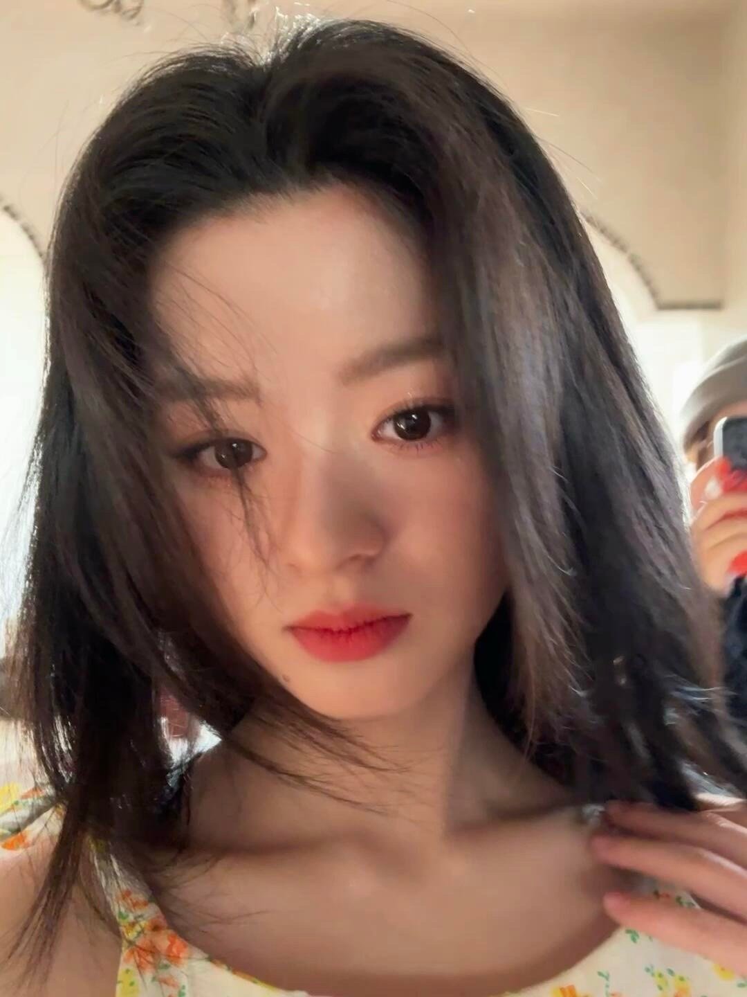 黄杨钿甜给摔倒粉丝创可贴 被黄杨钿甜的温柔狠狠拿捏！粉丝摔伤随口一说，她就安排经