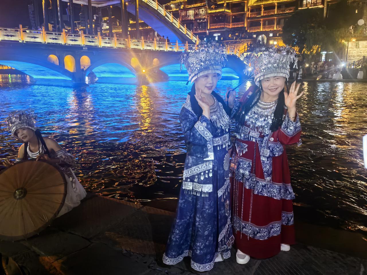 魅力凤凰古城夜景

[心][心][心]

凤凰古城的夜景，那叫一个绝！它因沱江绕