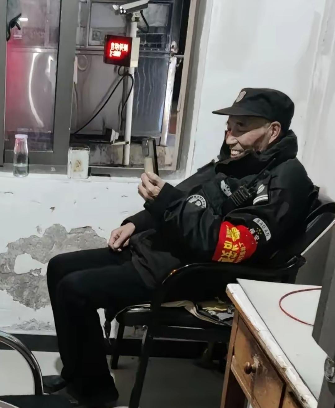 小区保安深夜值班时能玩手机吗?按正常保安工作规定要求，保安值夜班是不能玩手机的。
