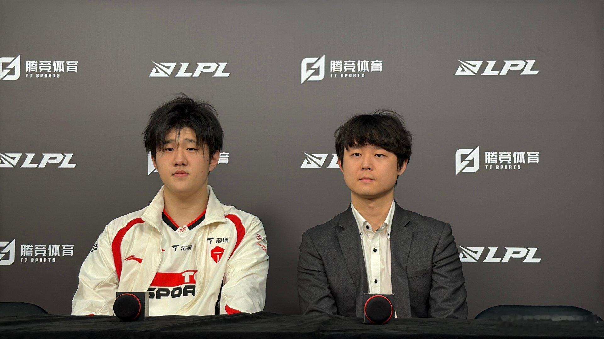 Fengyue选手来媒体间和离开媒体间的时候，都在和教练很积极的复盘下一场加油吧