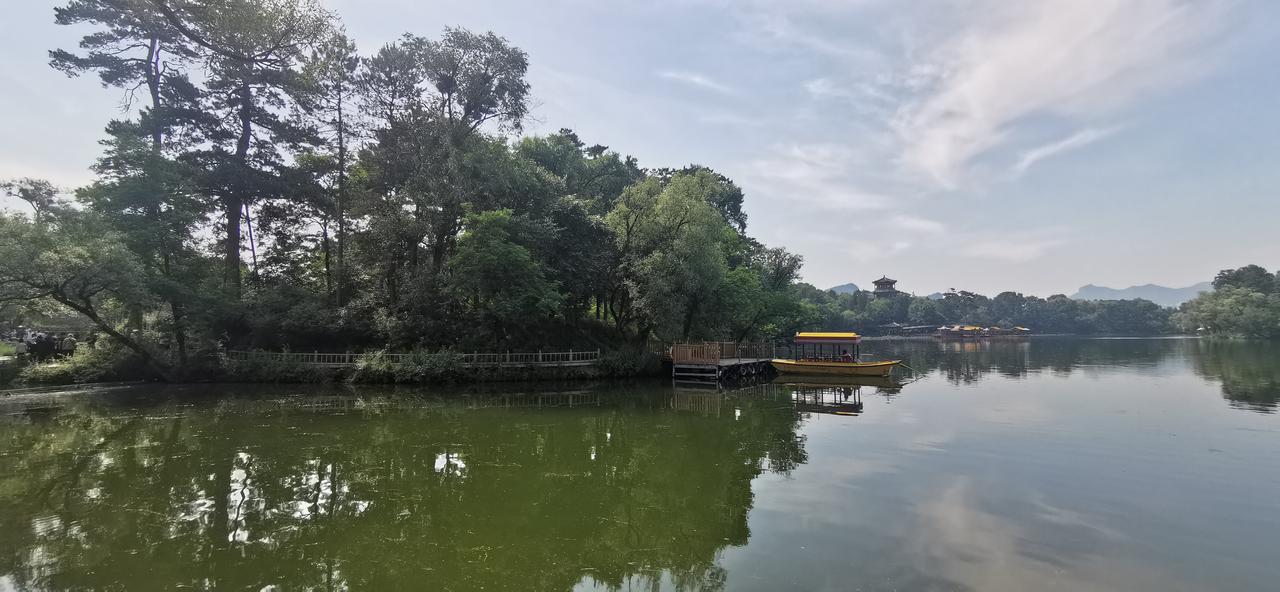 避暑山庄湖区盛景，这里是模仿江南。湖畔走走，觉得心旷神怡。过去皇家园林，今天百姓