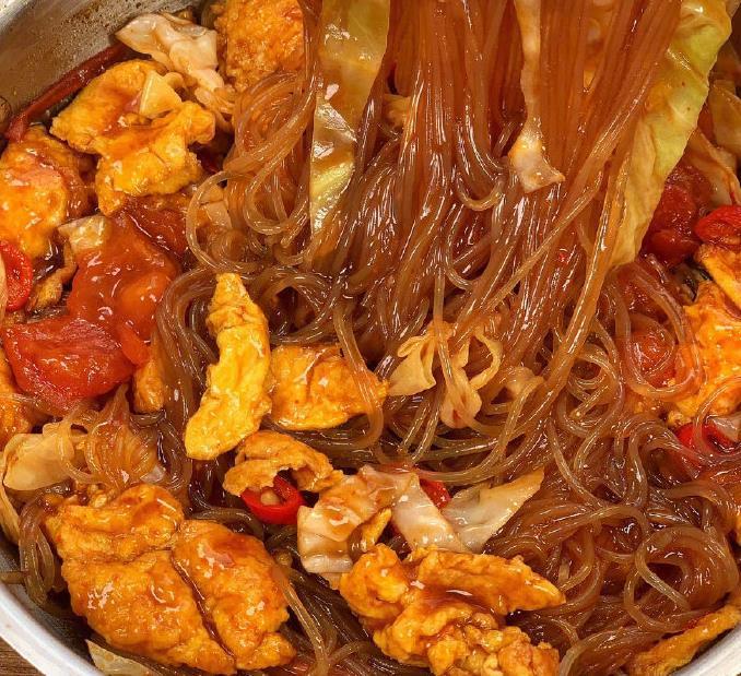 啊啊~这吃法谁发明的！姐们们都快去做！！✔️食材：粉丝、包菜、番茄、鸡蛋、蒜末、
