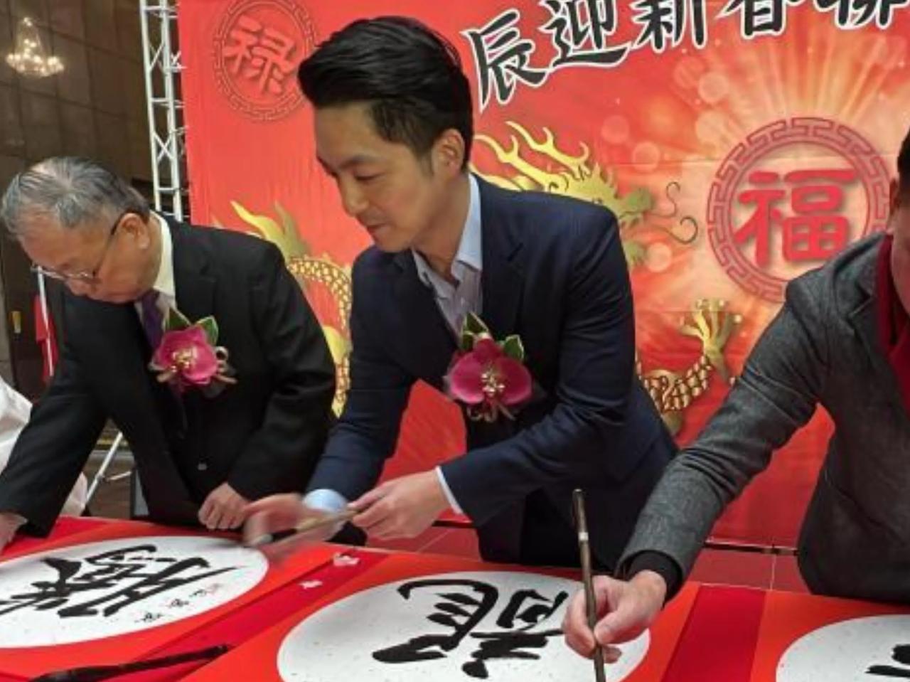 新春将至，台北市市长蒋万安应邀与书法家一起现场挥毫，撰写春联。这些春联将送给台北