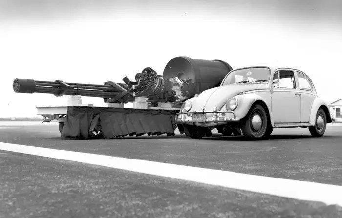 A-10机头那门30mm的GAU-8型7管加特林机炮，实际是个巨物 ​​​