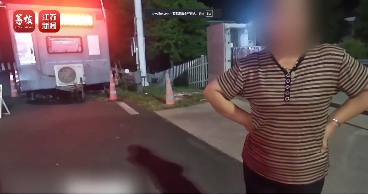 南京溧芜高速。一对跑货运的夫妻因女儿迟迟不找对象激烈争吵，丈夫怒斥妻子“没教育好