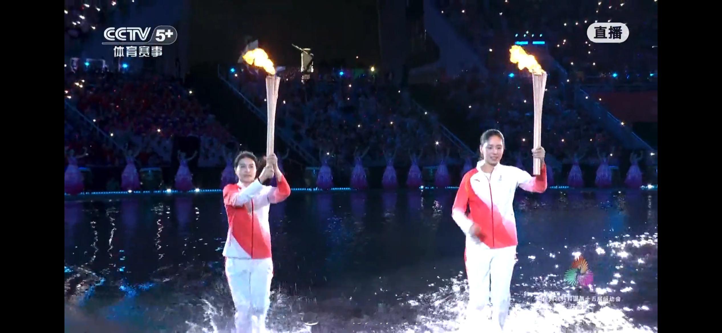 王欣瑜和郭晶晶担任火炬手全运开幕式 ​​​