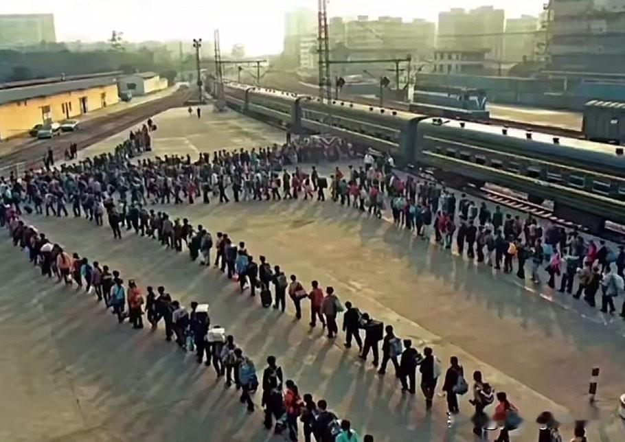 一张记录90年代春运的广州西站的老照片。随着广湛高铁的开通，广州西站也成为了历史