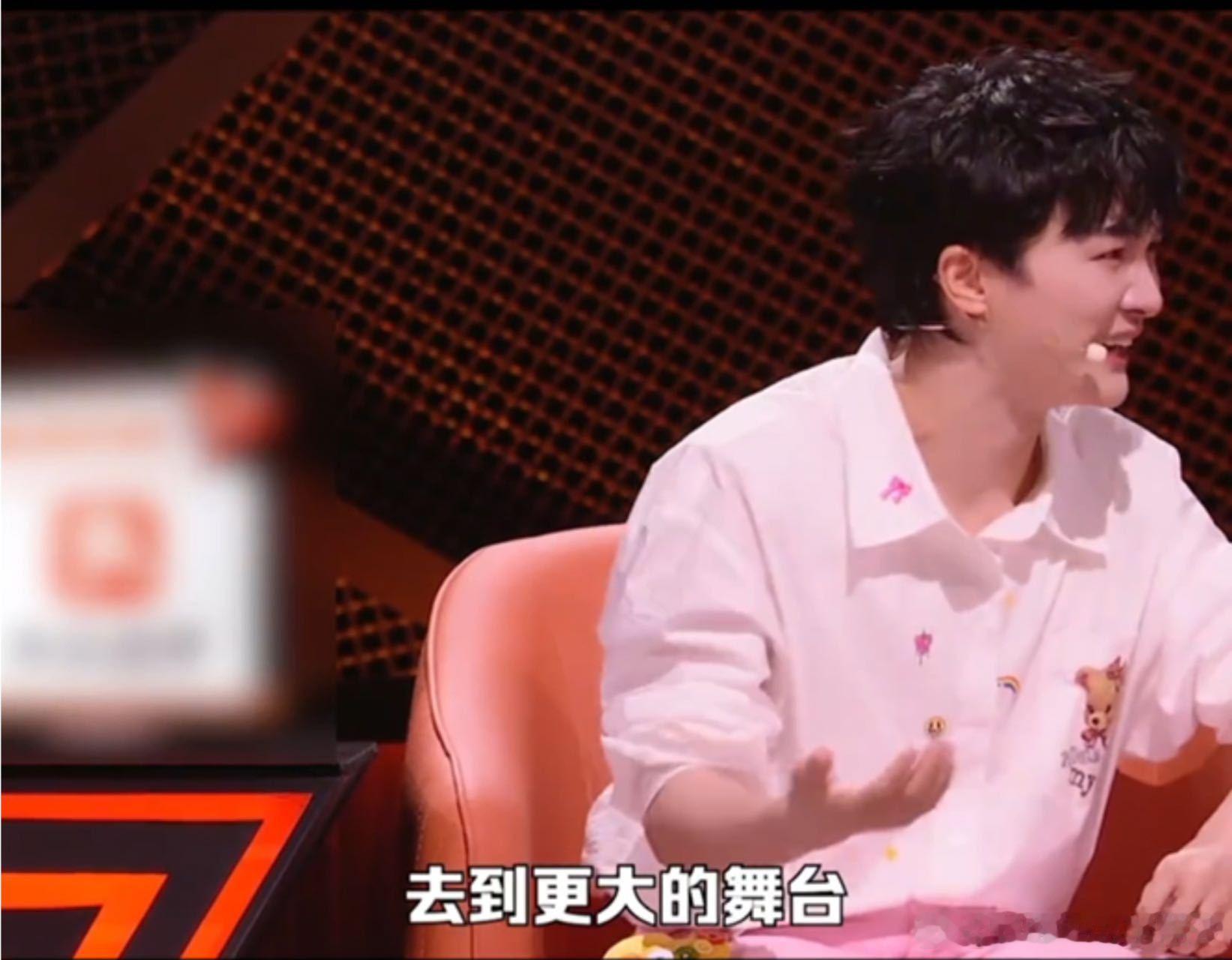 周深听追星女独白哭了周深听完追星女独白哭到哽咽 你们觉得朴素直白的表达，为什么更