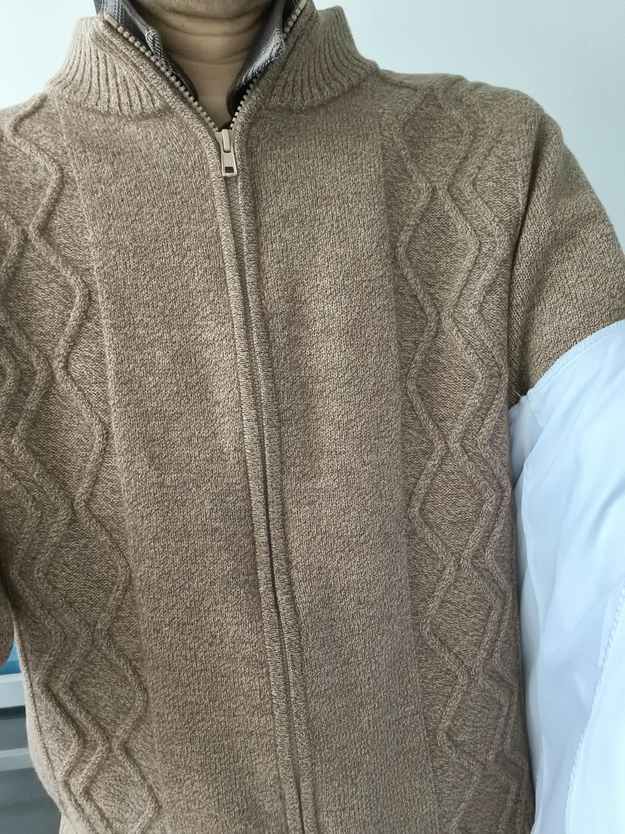 最近老王很酷，衬衣领总是高高立起，据说经常目露杀机，办公室的人有些“害怕”，科里