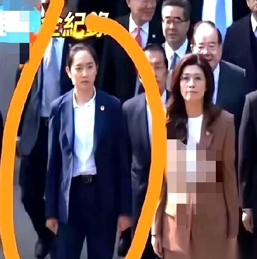 郑丽文来大陆，全场的镜头，却总是不自觉地被她身后那个影子吸走。
一个女保镖，永远