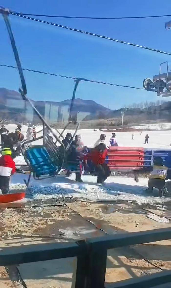 2月18日，有网民发布短视频称，辽宁省辽阳市一滑雪场索道发生故障，出现倒行情况，