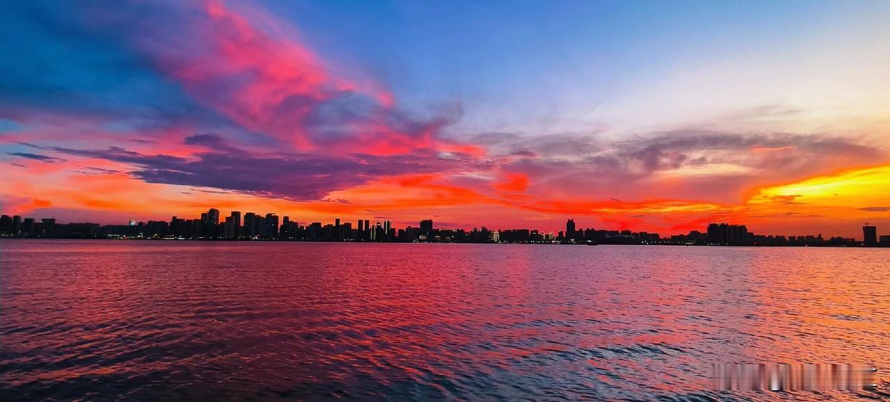 一组湛江的海天、城空美景，气势磅礴，色彩斑斓，美轮美奂。作为湛江人，甚至你还没有