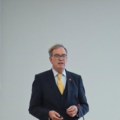 德国方面认为，中美真走到全面交锋并不会产生轻松赢家。美国未必是单纯畏惧中国，更现