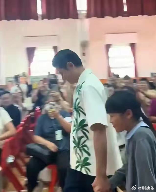 61岁郭富城参加8岁女儿家长会！即兴开唱，现场犹如演唱会！ ​​​