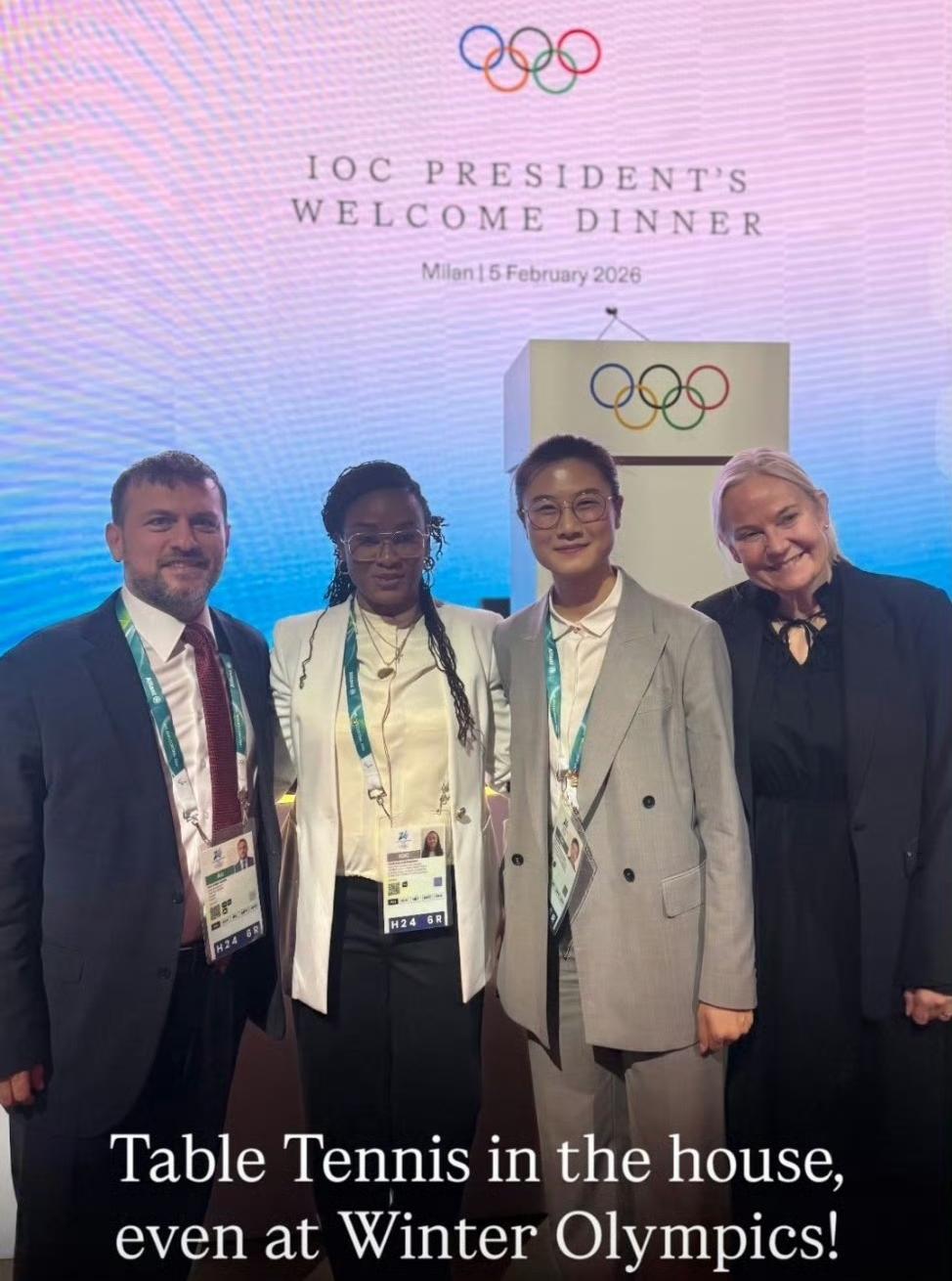 丁宁目前在意大利米兰参与冬奥相关活动，与国际乒联主席索林合影。索林赞这是乒乓球大