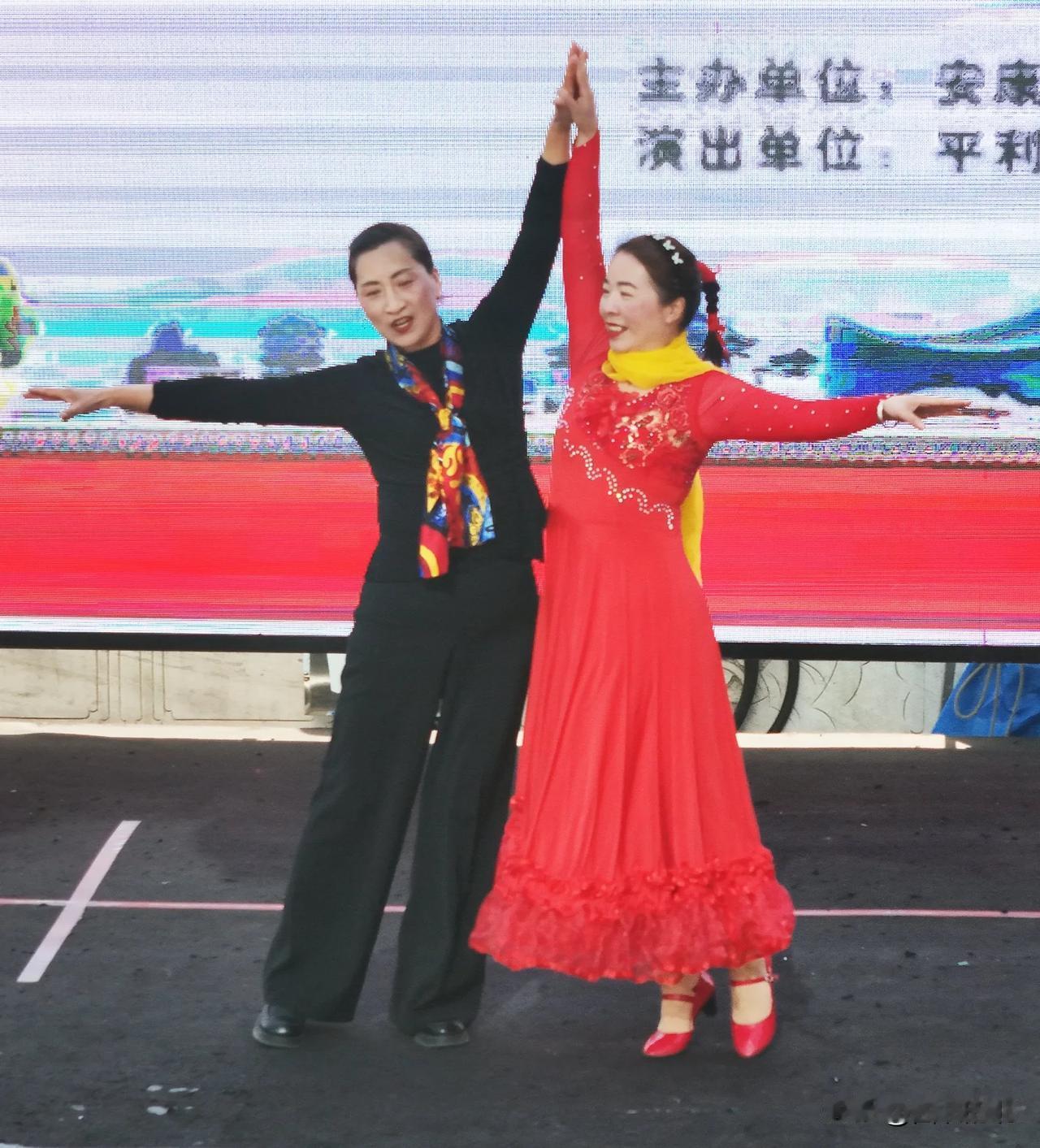 【安康：多彩民宿迎新春节目一】2月7日，由安康市文广局主办，平利县三文演义有限公