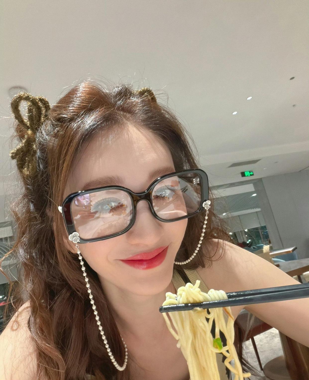 李小冉：娜娜，恭喜你首场个人演唱会圆满成功！
谢娜：我的天！真的太惊喜太感动了，