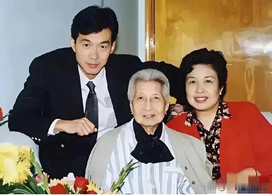 这张九十年代的合影，定格了三代人温馨和睦的瞬间。
历经风雨沧桑的曾志端坐正中，满