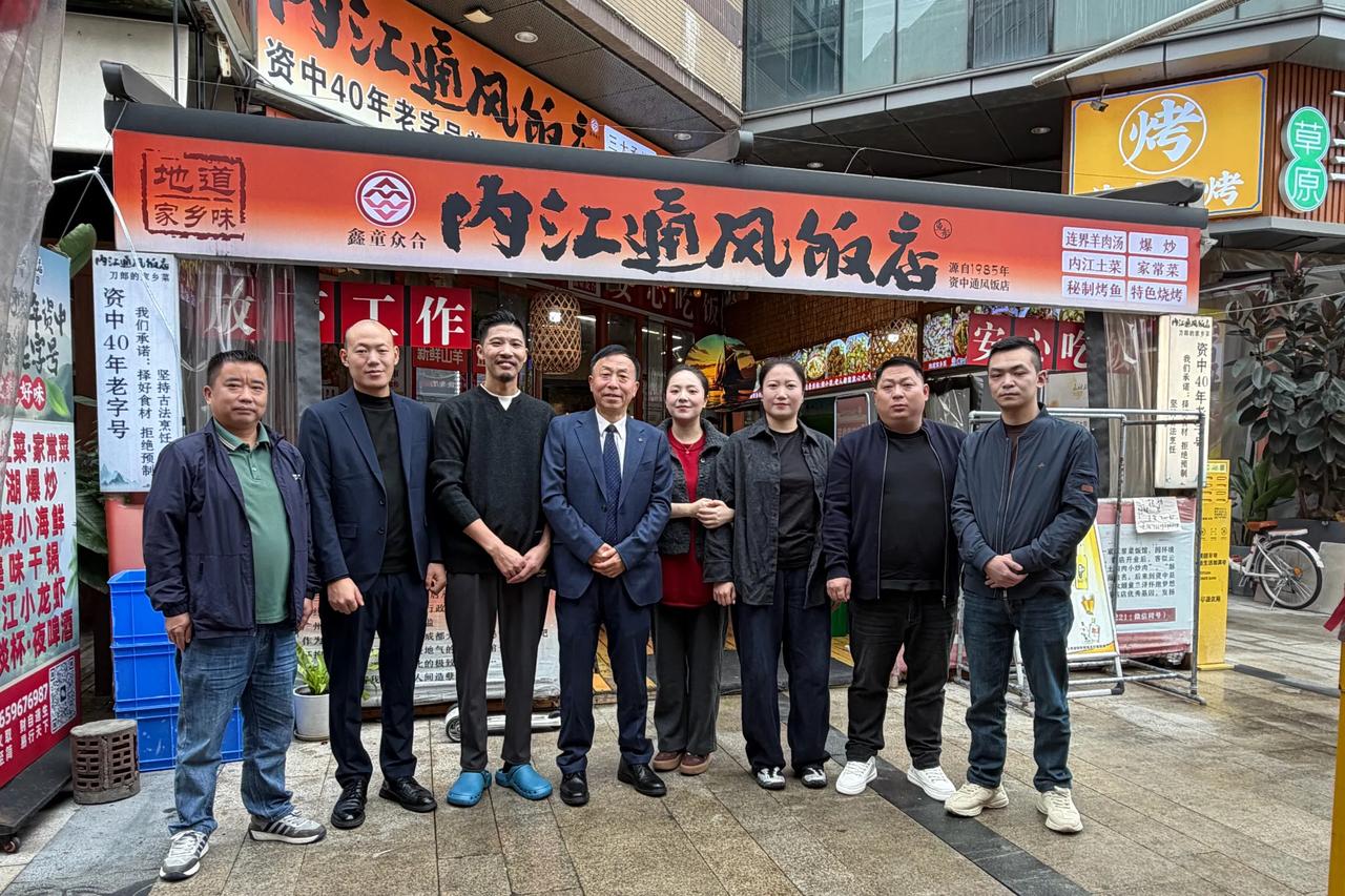 今天继续.回成都后的“吃吃喝喝”的第二天。徒弟们的热情款待，鄣显示出师门的团结与
