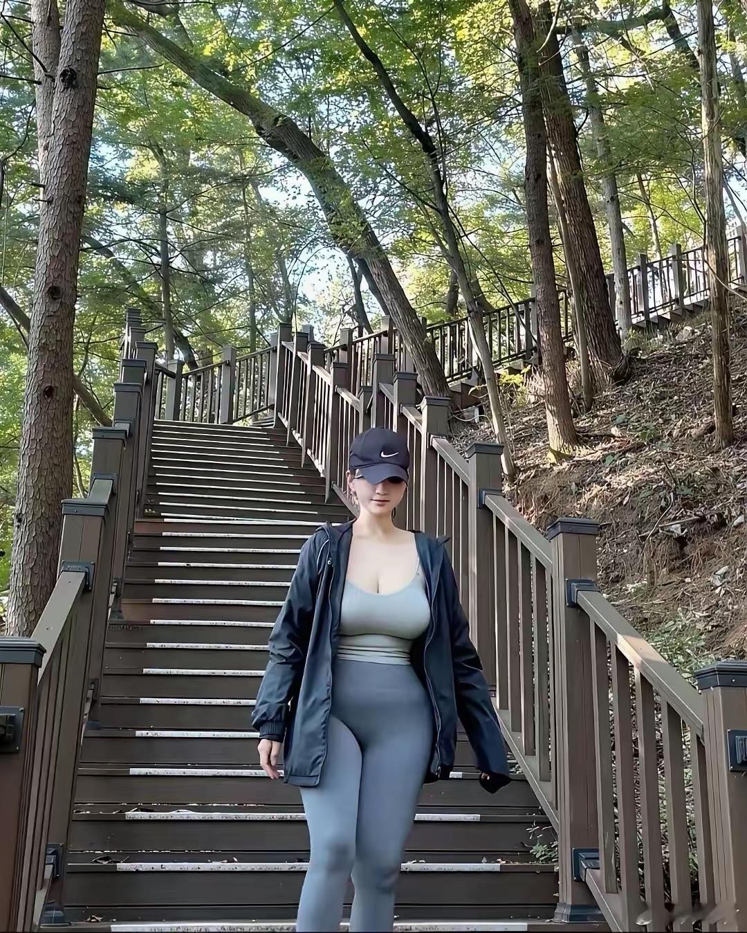 《五律·林径行》

林深风自软，径曲入青云。
帽影遮晴日，衣香拂翠筠。
拾阶心渐