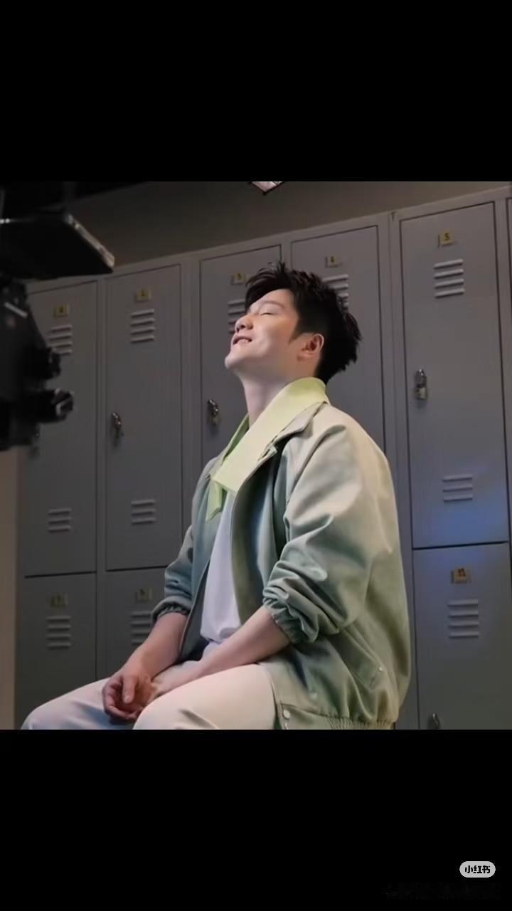 东东拍摄心心相印的动图，看着就好让人幸福，东哥自己也很享受啊，笑意盈盈！
青春大