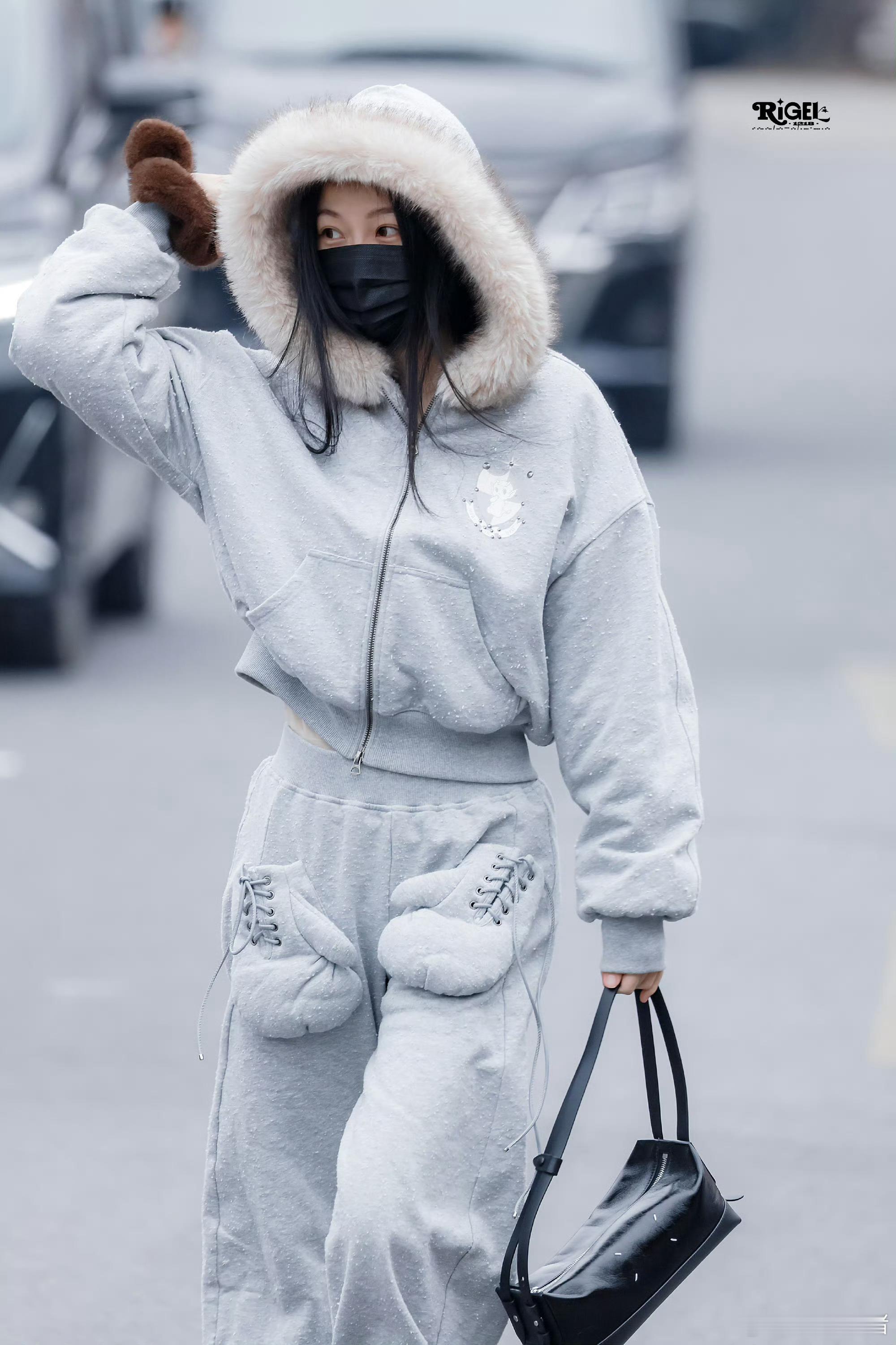 虞书欣《云初令》今日上班饭拍～欣欣穿的暖暖和和滴