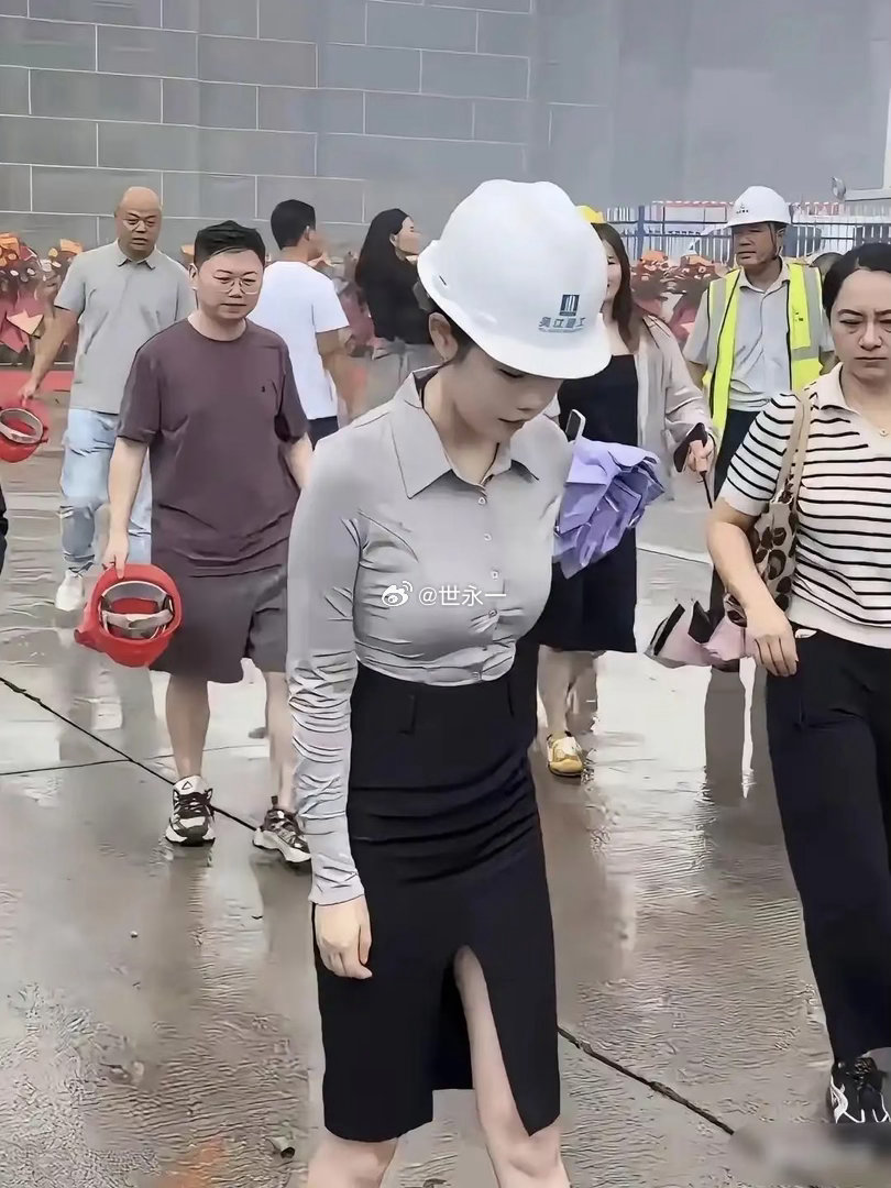 这么精致的鞋踩泥里不心疼吗 ​​​
