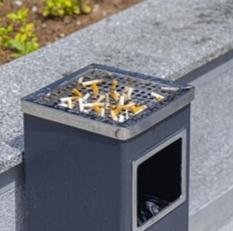 俄罗斯见闻（6） 闲话烟酒

俄罗斯的街道上有许多吸烟点，三三两两的俄国人站在那