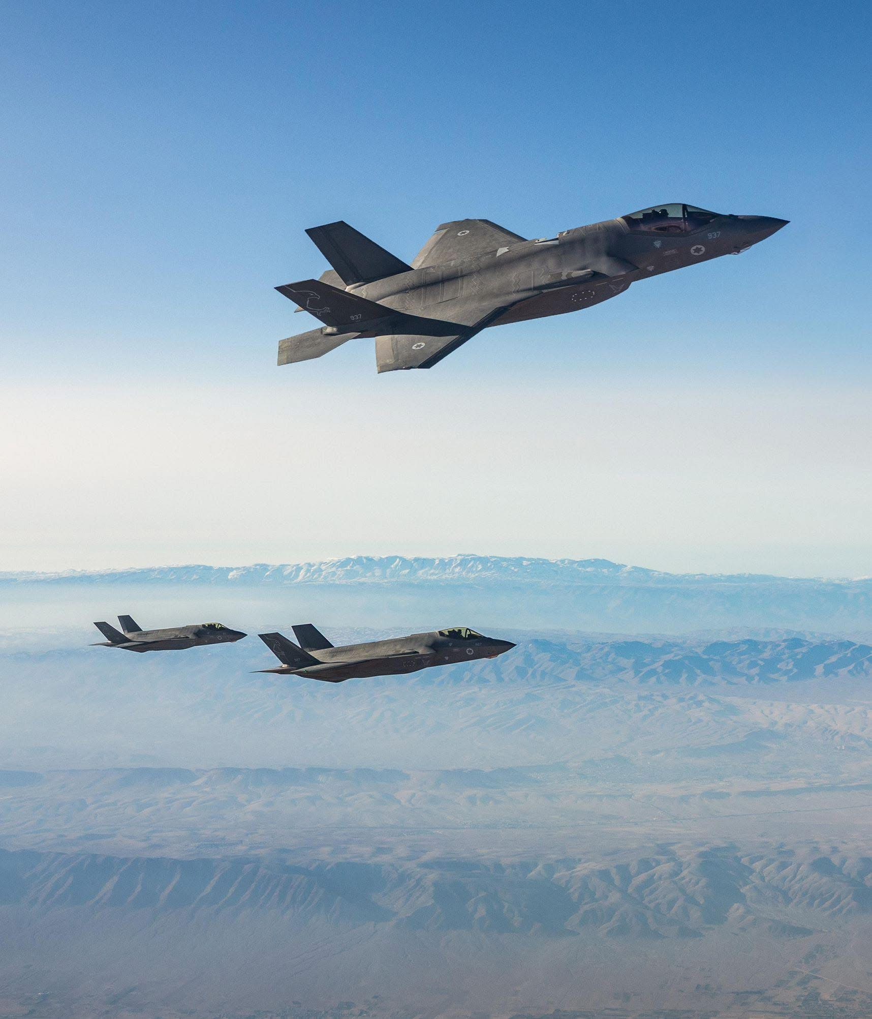 “怒吼雄狮”行动中的以色列空军（IAF）奔袭伊朗途中的第140“金鹰”中队F35