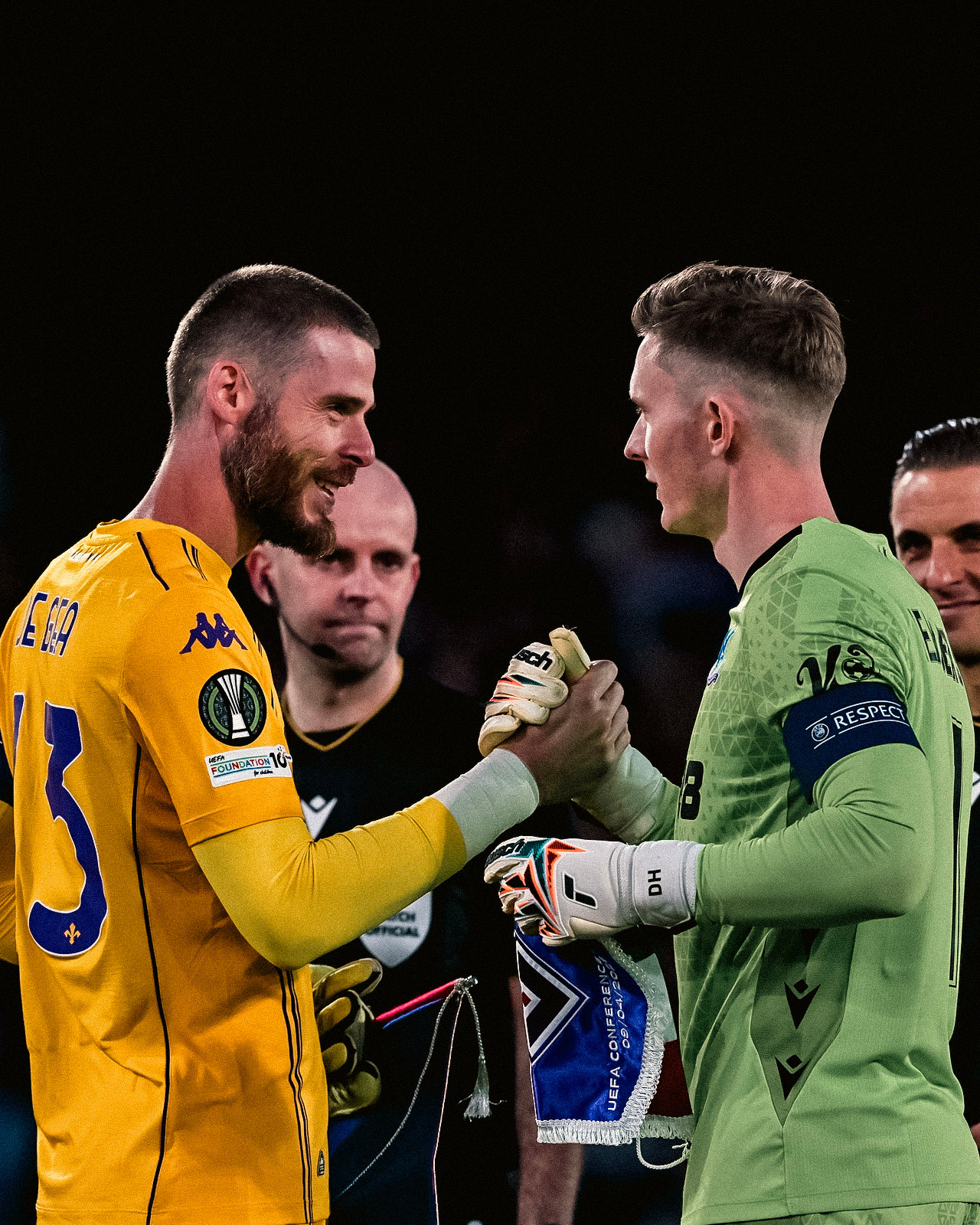 昨晚欧联杯，水晶宫vs佛罗伦萨，两位队长猜边。德赫亚：你想选哪边亨德森：____