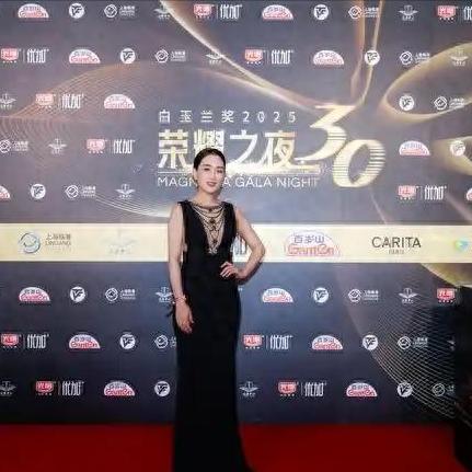 简直荒唐！爆两位知名女星在上海电视节红毯上为了争压轴，死活不肯下车，硬生生让现场